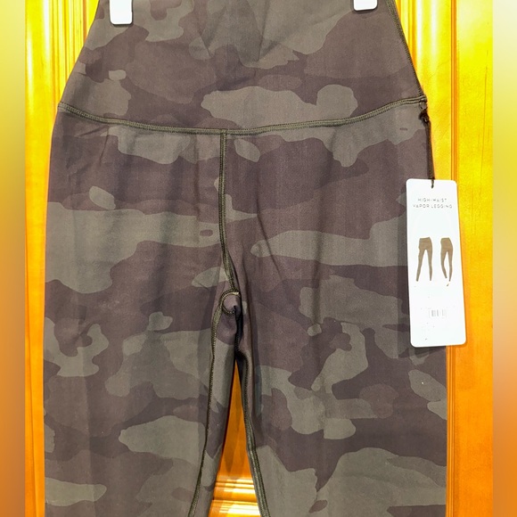 NWT never worn. ALO yoga HIGH-WAIST VAPOR LEGGING - Picture 5 of 6